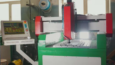 Punzonado CNC en la Industria: Explicación, Conocimientos y Procesos Esenciales