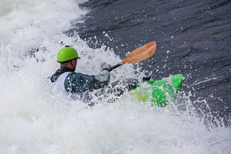 Kayak en Aguas Bravas: Guía Informativa para Explorar Aventuras Extremas